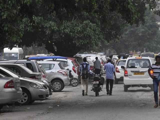 In the absence of a parking lots in industrial areas, motorists park on the roads, leading to traffic congestion.(Hindustan Times)