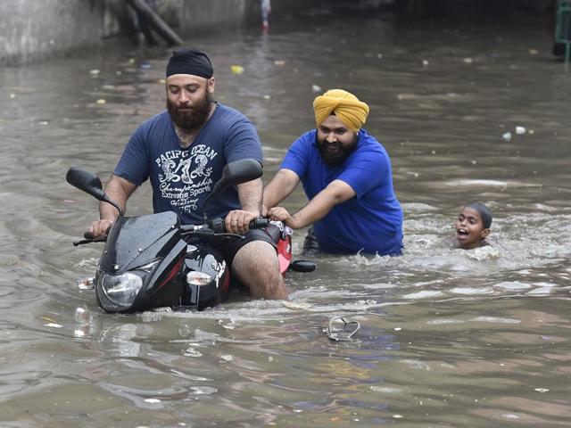 Waterlogged roads at Ganesh Nagar. Heavy rains caused water-logging in many areas of the national capital, leaving residents and commuters stranded. (Raj K Raj/HT Photo)