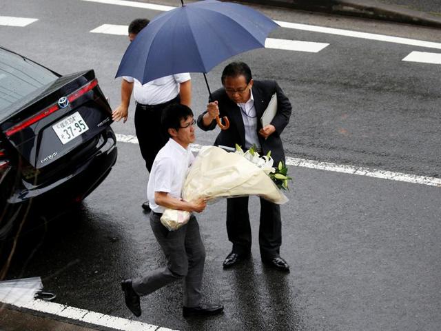 A prefecture government staff member carries flowers to mourn victims at a facility for the disabled, where a deadly attack by a knife-wielding man took place, in Sagamihara, Kanagawa prefecture, Japan, July 26, 2016. (REUTERS) A prefecture government staff member carries flowers to mourn victims at a facility for the disabled, where a deadly attack by a knife-wielding man took place, in Sagamihara, Kanagawa prefecture, Japan, July 26, 2016. (REUTERS)