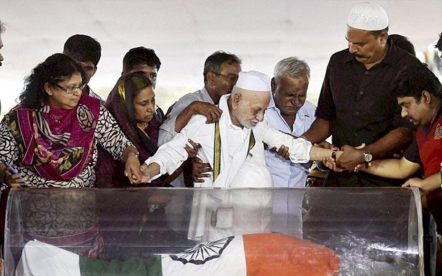 Kalam’s elder brother Maraicker pays his last respects in Rameswaram on July 29, 2015. (PTI Photo)