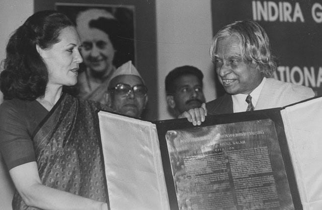 In this file photo, APJ Abdul Kalam is being conferred the 13th Indira Gandhi Award for National Intergration by Congress President Sonia Gandhi. (Photo: UNI)