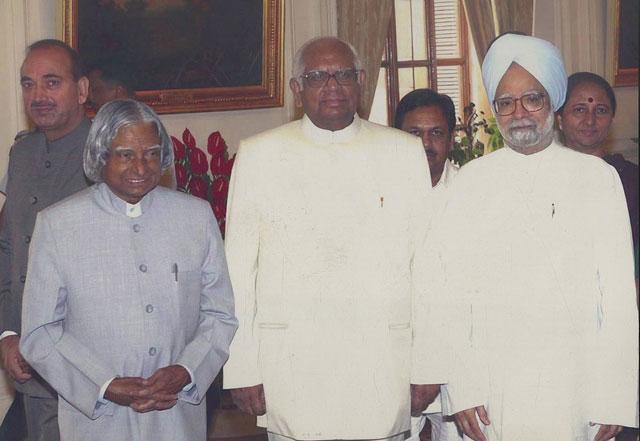 In this file photo Dr APJ Abdul Kalam, DR Manmohan Singh and Somnath Chatterjee poses for a photo after the swearing in ceremony in New delhi. (Photo: PIB)