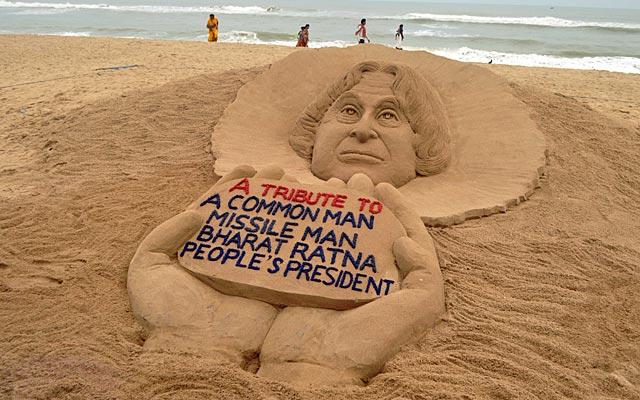 International sand artist Sudarshan Patanaik creates a sand sculpture to pay tribute to Kalam at the Golden Puri beach in Puri on July 28, 2015. (Arabinda Mahapatra/HT Photo)