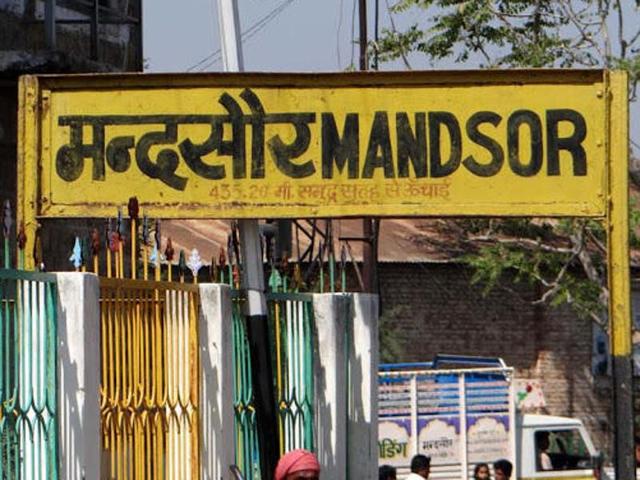 Two Muslim women suspected of carrying beef were beaten up by Hindu Dal activists at a railway station in Madhya Pradesh’s Mandsaur district on Tuesday.(Video screengrab)