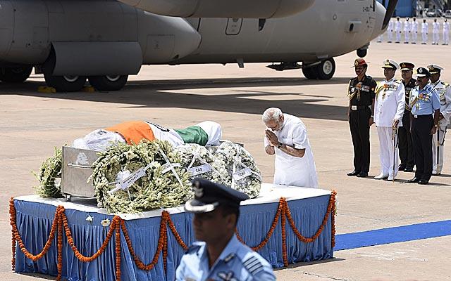 Prime Minister Narendra Modi pays his respect to Kalam during a ceremony at the Palam Airforce Station in New Delhi on July 28, 2015. (Vipin Kumar/HT Photo)