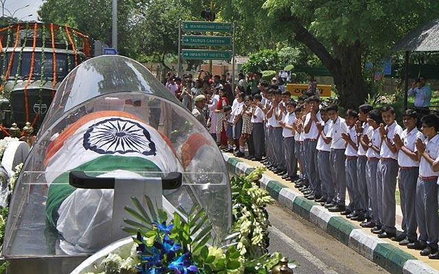 School children pay their last respect to Kalam as his body is transported from the airport to his house in New Delhi on July 28, 2015. (Sanjeev Verma/HT Photo)
