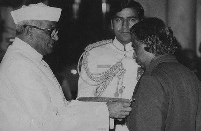 In this photo taken on 28/03/81, APJ Abdul Kalam then a highly gifted research and development engineer scientist is receiving Padma Bhushan Award. (HT Photo)