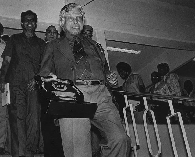 In this photo taken on 09/08/96, Dr APJ Abdul Kalam walks back after receiving G M modi award for Science Achievement.