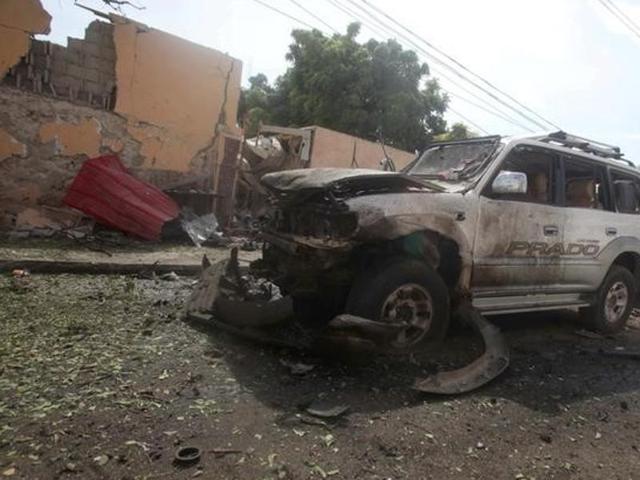 Somali policemen and miltary gather near the scene of a suicide bombing near the African Union's main peacekeeping base in Mogadishu, Somalia, July 26, 2016. (Reuters) Somali policemen and miltary gather near the scene of a suicide bombing near the African Union's main peacekeeping base in Mogadishu, Somalia, July 26, 2016. (Reuters)