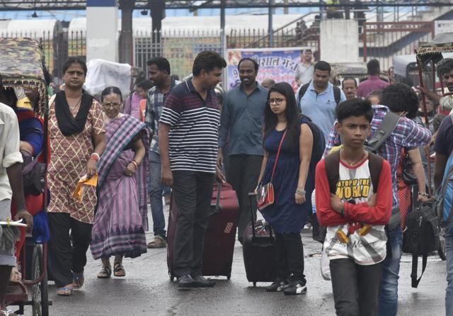 Delhi government has deployed additional 300 buses from ISBTs and railway stations. (Raj K Raj/HT Photo) (Raj K Raj/HT PHOTO) Delhi government has deployed additional 300 buses from ISBTs and railway stations. (Raj K Raj/HT Photo) (Raj K Raj/HT PHOTO)