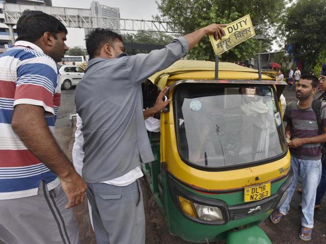 An auto driver removes the ‘On Duty’ sign during the indefinite strike called by Delhi’s Auto and Taxi unions against app-based taxi services. (Raj K Raj/HT Photo) An auto driver removes the ‘On Duty’ sign during the indefinite strike called by Delhi’s Auto and Taxi unions against app-based taxi services. (Raj K Raj/HT Photo)