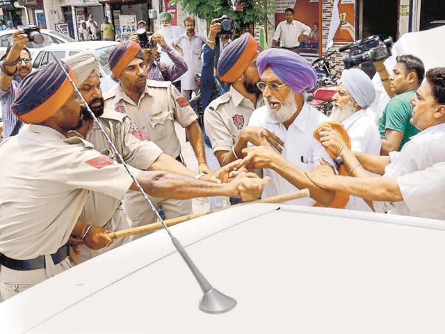 A farmer being stopped by police during a protest march opposite mini-secretariat in Bathinda on Tuesday. (Sanjeev Kumar/HT) A farmer being stopped by police during a protest march opposite mini-secretariat in Bathinda on Tuesday. (Sanjeev Kumar/HT)