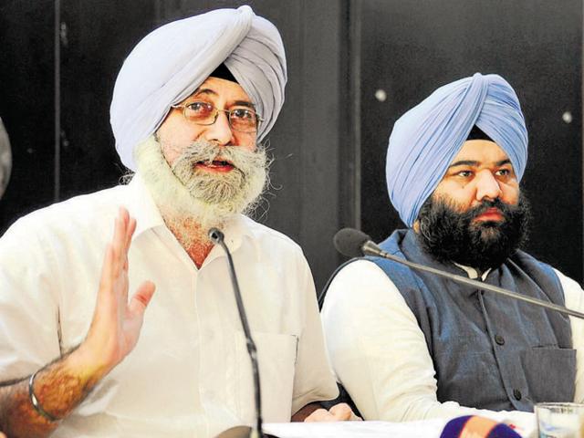 Aam Aadmi Party leaders HS Phoolka (left) and Himmat Singh Shergill addressing the media in Chandigarh on Tuesday. (HT Photo) Aam Aadmi Party leaders HS Phoolka (left) and Himmat Singh Shergill addressing the media in Chandigarh on Tuesday. (HT Photo)