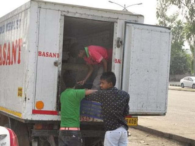 (Representative image) Parliament approved a bill that allows employers to hire teenagers above 14 years of age for jobs not considered as hazardous. (HT File Photo) (Representative image) Parliament approved a bill that allows employers to hire teenagers above 14 years of age for jobs not considered as hazardous. (HT File Photo)