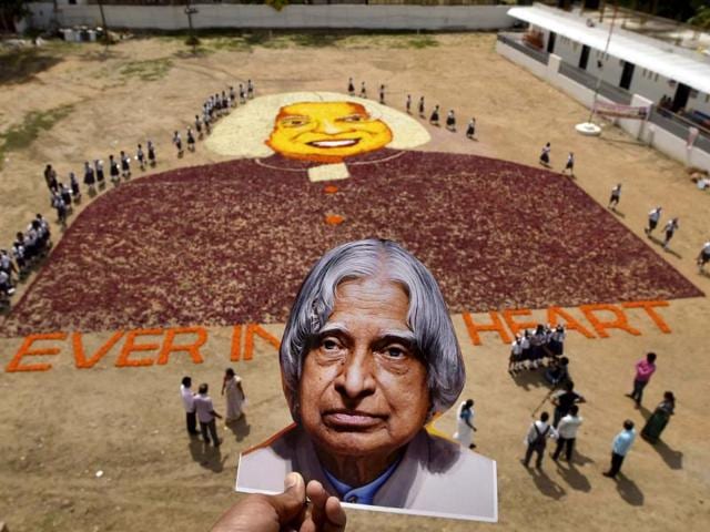 Students of Everwin Public School pay a floral tribute to former President APJ Abdul Kalam. (V Srinivasulu/HT Photo)