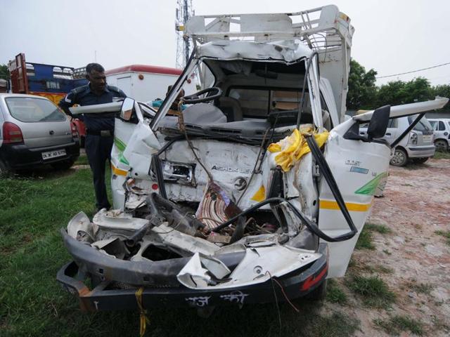 A 35-year old man and his three year old son died while three other family members were injured when an auto they were travelling in rammed against a stationary truck at Yamuna Expressway in Greater Noida on Tuesday.(HT Photo) A 35-year old man and his three year old son died while three other family members were injured when an auto they were travelling in rammed against a stationary truck at Yamuna Expressway in Greater Noida on Tuesday.(HT Photo)