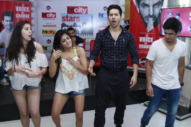 Varun Dhawan enjoys his dance with fans. (Photo: Waseem Gashroo/Hindustan Times) 