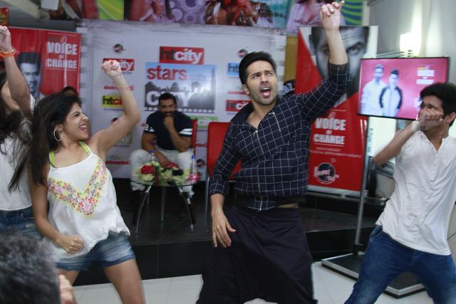 Varun Dhawan dances with a group of fans during his promotional visit to HT office for Dishoom. (Photo: Waseem Gashroo/Hindustan Times) 