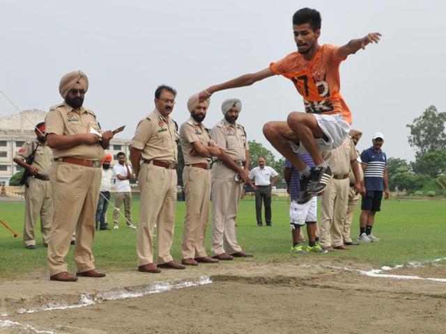 Up and away: An aspiring cop participating in the Punjab Police recruitment rally in Jalandhar on Wednesday. (Pardeep Pandit/HT Photo)