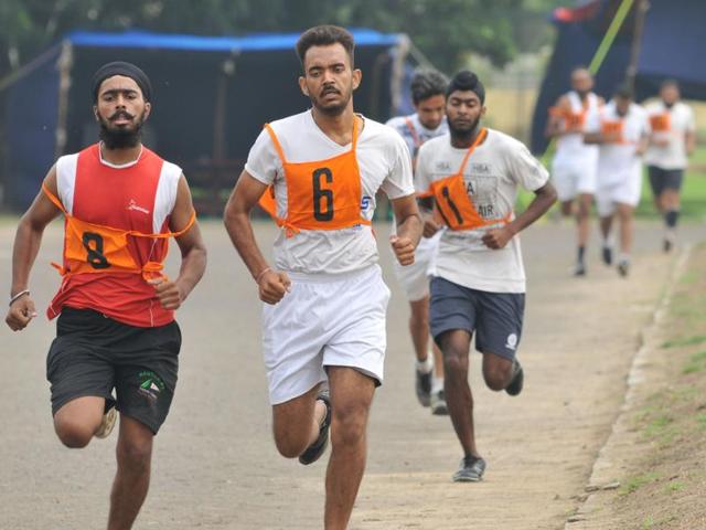 Sweating it out: Those who took part in the recruitment drive were tested at various sports. (Pardeep Pandit/HT Photo)