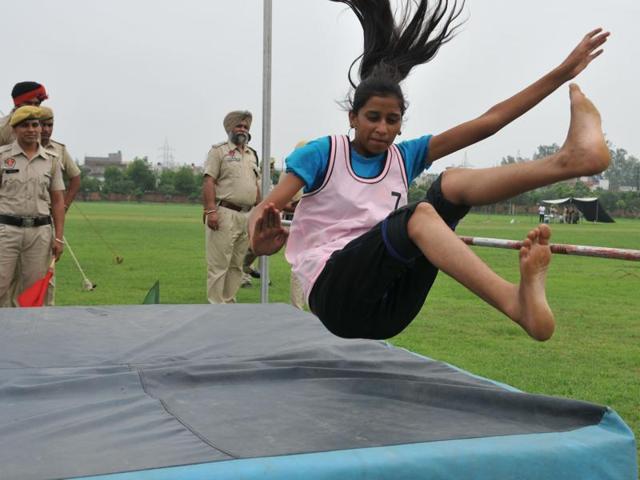 Girl power! : not only men, many female aspirants were also seen sweating it out in Jalandhar. (Pardeep Pandit/HT Photo)