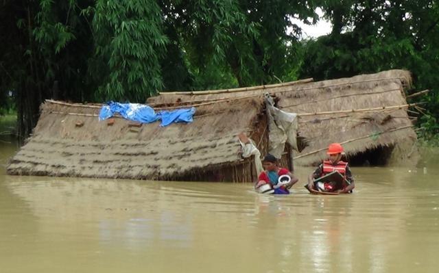In this photograph released by the Nepalese Army on Wednesday, army personnel rescue flood victims at Nawalparasi, 200 km southwest of Kathmandu. (AFP) In this photograph released by the Nepalese Army on Wednesday, army personnel rescue flood victims at Nawalparasi, 200 km southwest of Kathmandu. (AFP)