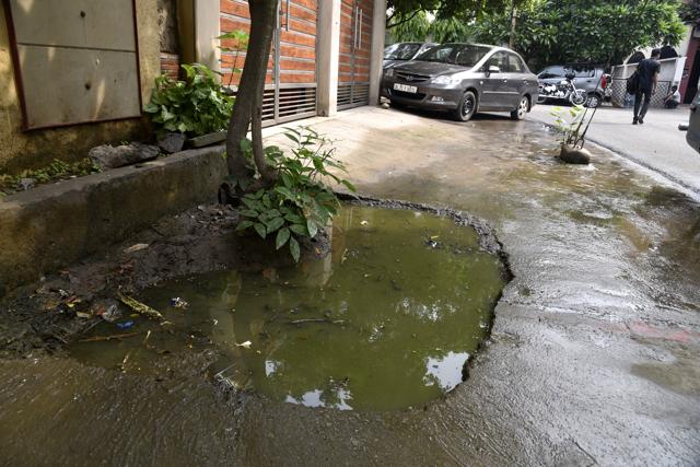 The sewer lines are choked and desilting has not been done here in years.(S Burmaula / HT Photo)