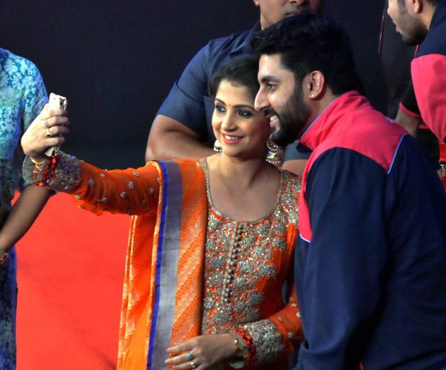 Noted classical vocalist Kaushiki Chakraborty takes selfie with owner of Jaipur Pink Pathers Abhishek Bachchan. (PTI) Noted classical vocalist Kaushiki Chakraborty takes selfie with owner of Jaipur Pink Pathers Abhishek Bachchan. (PTI)