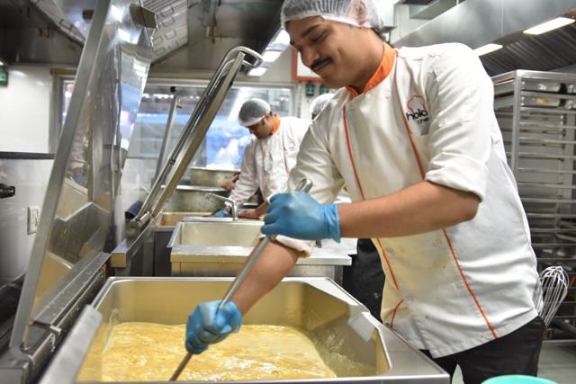 Chefs preparing food at HolaChef’s centralised kitchen (Photo: HolaChef) Chefs preparing food at HolaChef’s centralised kitchen (Photo: HolaChef)