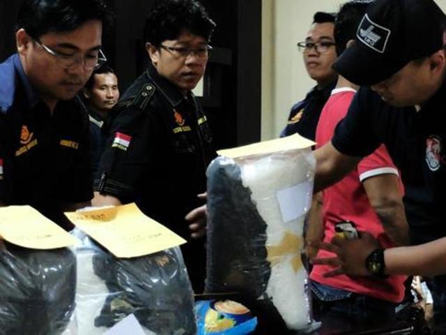 Indonesian police display 60 kilograms of methamphetamine, smuggled from Cameroon and Malaysia, before a press conference in Jakarta on July 27. (AFP) Indonesian police display 60 kilograms of methamphetamine, smuggled from Cameroon and Malaysia, before a press conference in Jakarta on July 27. (AFP)