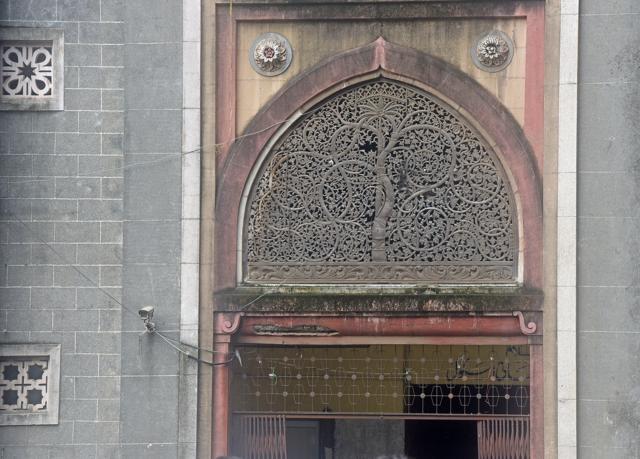 Tree of Life Window: The annex of Anjuman-i-islam school has a replica of the famous latticework window of the 16th century Sidi Saiyyed Mosque from Ahmedabad. The fine work represents the ‘Tree of Life’ and has been adopted as its logo by IIM Ahmedabad. The tree signifies growth and blooming of life. (Photo: Pratik Chorge/HT )