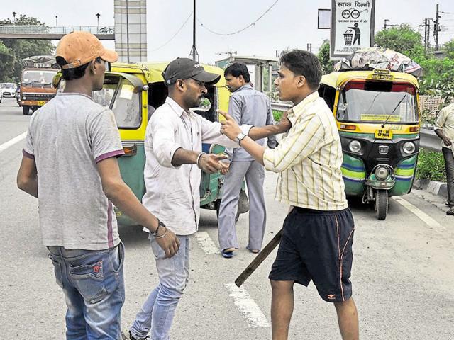 Auto drivers stopping other autos from plying during the auto-taxi driver strike in Delhi on Thursday. (Raj K Raj/Hindustan Times) Auto drivers stopping other autos from plying during the auto-taxi driver strike in Delhi on Thursday. (Raj K Raj/Hindustan Times)