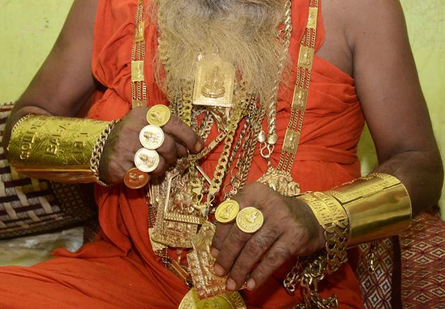 Golden Baba wears 12.5 kilograms of gold during kanwar yatra. He owns Audi, Fortuner and BMW cars. He loves wearing his favourite Rolex that is worth R27 lakh.(Sakib Ali/ Hindustan Times File) Golden Baba wears 12.5 kilograms of gold during kanwar yatra. He owns Audi, Fortuner and BMW cars. He loves wearing his favourite Rolex that is worth R27 lakh.(Sakib Ali/ Hindustan Times File)