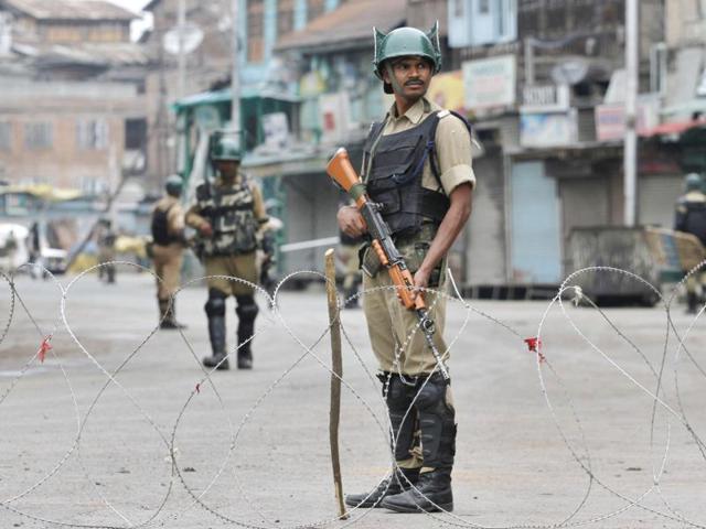 Paramilitary soldiers stand guard during a curfew in Srinagar. (Waseem Andrabi / HT photo) Paramilitary soldiers stand guard during a curfew in Srinagar. (Waseem Andrabi / HT photo)