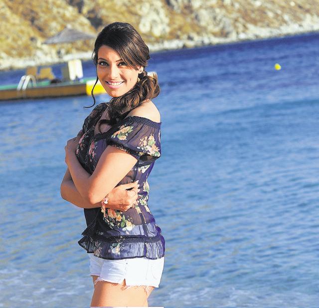 A still from the film Jodi Breakers where Bipasha Basu is clad in shorts