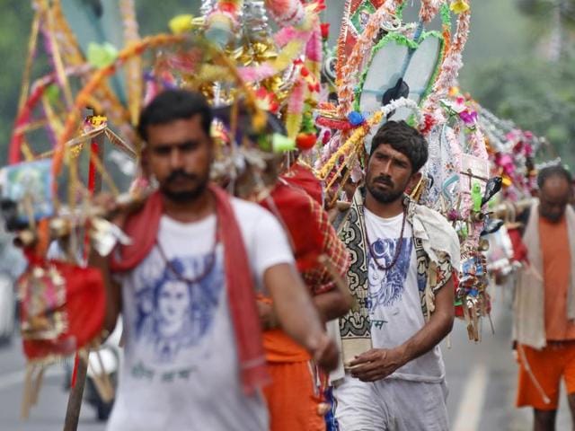 Commuters in Delhi-NCR are likely to face hassles on Thursday, July 28, 2016, due to an ongoing auto strike, forecast of heavy rains and the road blocks put in place for the kanwar yatra. (Raj K Raj/HT PHOTO) Commuters in Delhi-NCR are likely to face hassles on Thursday, July 28, 2016, due to an ongoing auto strike, forecast of heavy rains and the road blocks put in place for the kanwar yatra. (Raj K Raj/HT PHOTO)