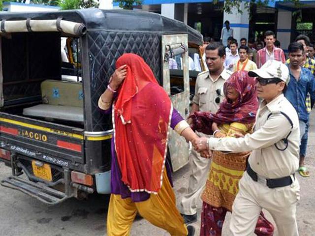 Two Muslim women accused of carrying beef, at Mandsaur railway station on Tuesday.(HT Photo) Two Muslim women accused of carrying beef, at Mandsaur railway station on Tuesday.(HT Photo)
