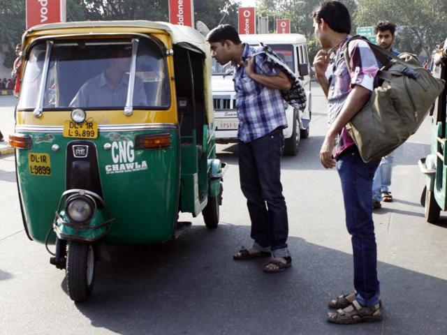 Passengers vying for auto as auto rickshaws and taxis union are on strike demanding a hike in fares and high prices.(Sunil Saxena / Hindustan Times)