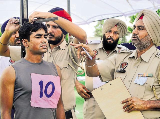 Candidates appearing for the post of constables in the Punjab Police at Punjab Agricultural University grounds in Ludhiana on Wednesday.(Gurminder Singh/HT Photo)