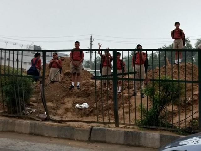 By the time schools declared a holiday, many students had reached their designated bus stops on Friday morning.(Rashpal Singh/HT Photo) By the time schools declared a holiday, many students had reached their designated bus stops on Friday morning.(Rashpal Singh/HT Photo)