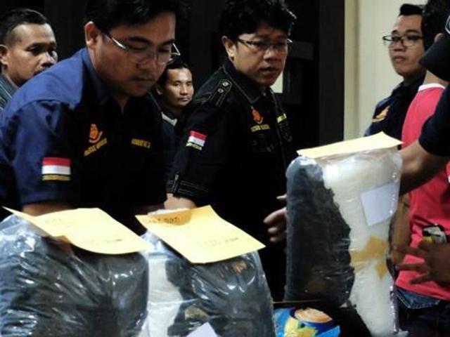 Indonesian police display 60 kilograms of methamphetamine, smuggled from Cameroon and Malaysia, before a press conference in Jakarta on July 27. (AFP) Indonesian police display 60 kilograms of methamphetamine, smuggled from Cameroon and Malaysia, before a press conference in Jakarta on July 27. (AFP)