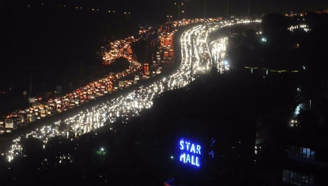 A view of a choked Gurgaon road on Thursday night. (HT Photo) A view of a choked Gurgaon road on Thursday night. (HT Photo)