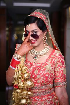 A Delhi bride makes a statement. (Raj Digital Photo Studio)