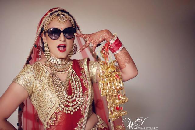 Singer Akriti Kakkar shows off some lady swag on her D-day. (WEDDING TWINKLES)