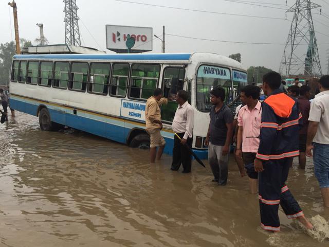 Rains, inefficient drainage, unstoppable Kanwariyas choke Gurgaon ...