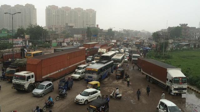 The Delhi-Jaipur expressway, NH-8, towards Jaipur was badly jammed from Sirhaul toll plaza up to Hero Honda chowk, which was submerged in five feet deep water. (Abhinav Saha/Parveen Kumar / HT PHoto) The Delhi-Jaipur expressway, NH-8, towards Jaipur was badly jammed from Sirhaul toll plaza up to Hero Honda chowk, which was submerged in five feet deep water. (Abhinav Saha/Parveen Kumar / HT PHoto)