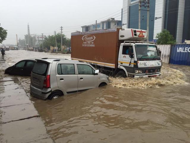 On Friday morning, the condition was worse. The water was above the tailpipe of most cars, almost couple of feet deep on most Gurgaon roads. (Abhinav Saha/Parveen Kumar / HT PHoto) On Friday morning, the condition was worse. The water was above the tailpipe of most cars, almost couple of feet deep on most Gurgaon roads. (Abhinav Saha/Parveen Kumar / HT PHoto)