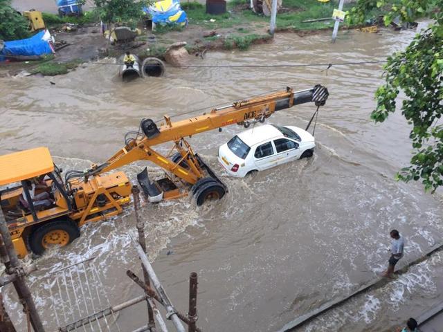 Many cars failing due to waterlogged mechanisms, had to be towed with the help of cranes. This further added to the chaos. Many cars failing due to waterlogged mechanisms, had to be towed with the help of cranes. This further added to the chaos.