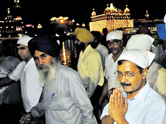 AAP convener Arvind Kejriwal at the Golden Temple in Amritsar on Thursday.(Sameer Sehgal/HT Photo)
