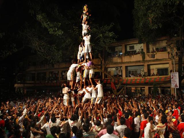 Devotees form a human pyramid to break a ‘Dahi Handi’ during Janmashthami celebration at Ghatkopar (E) in Mumbai.(Arijit Sen/ HT File Photo)